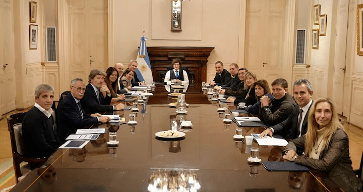 Respaldo total: mientras la Justicia suma pruebas, Milei sentó al lado Adorni