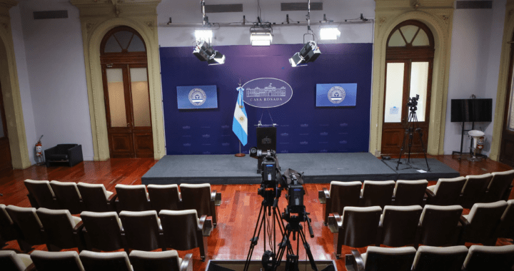 Primera vez en la historia: el Gobierno prohibió el ingreso a periodistas en la Casa Rosada