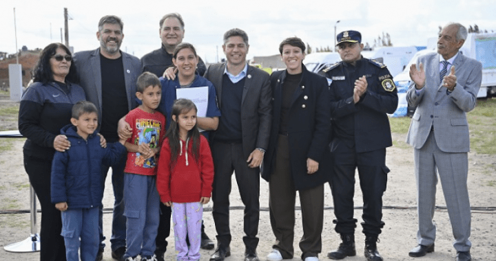 Kicillof entregó casas, ambulancia y equipamiento en De la Garma