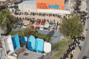 Cómo en los 90, volvieron los kilómetros de fila para conseguir empleo