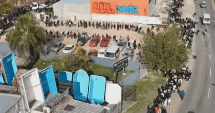 Cómo en los 90′, volvieron los kilómetros de fila para conseguir empleo