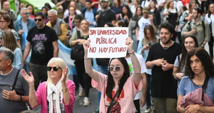 Hace lo que quiere: Milei desoye la marcha y sostiene el ajuste mientras espera a la Corte