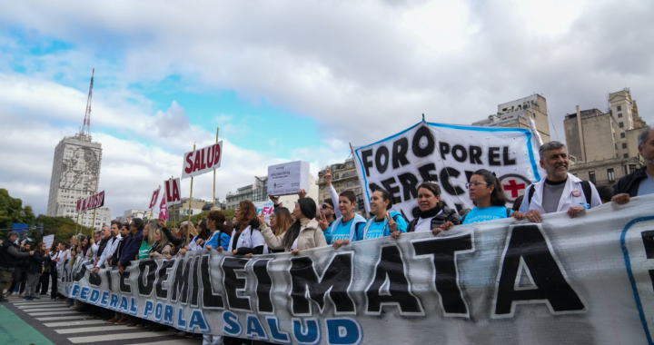 Masiva protesta en defensa de la salud pública: denuncian recortes y colapso del sistema