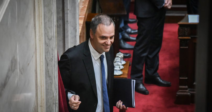 Se le viene la noche: un informe clave podría complicar la situación judicial de Adorni