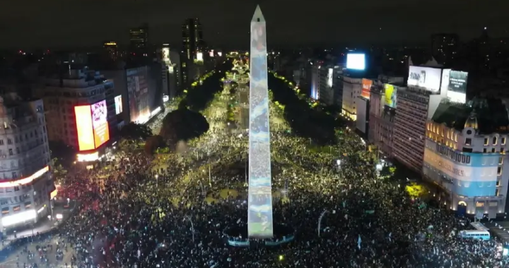 Pese a la derrota, una multitud salió a las calles para celebrar a la Selección Argentina