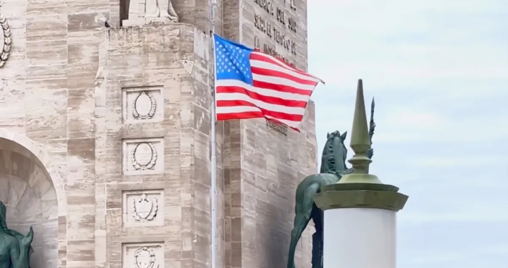 Otro gesto de sumisión: apareció una bandera de EE.UU. en el Monumento a la Bandera