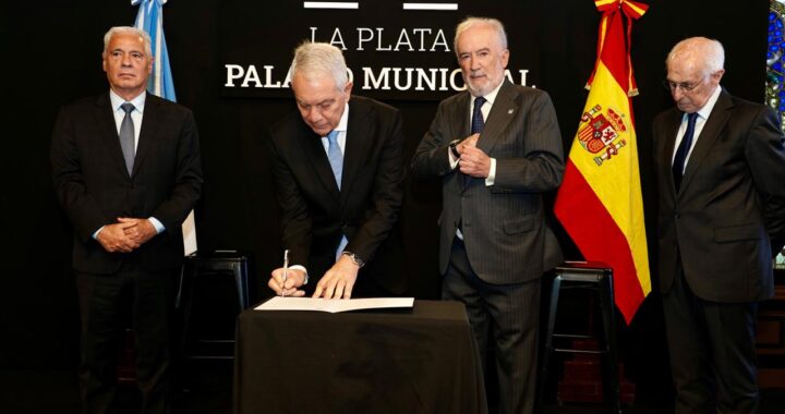 La Plata declaró Huésped de Honor al director de la RAE y se sumó a la Red de Lenguaje Claro