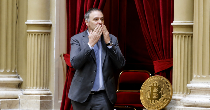 Un visionario: Adorni justificó su patrimonio con inversiones en Bitcoin desde 2014
