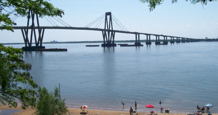 Tras el choque de una barcaza, se reaviva el reclamo por el segundo cruce entre Chaco y Corrientes