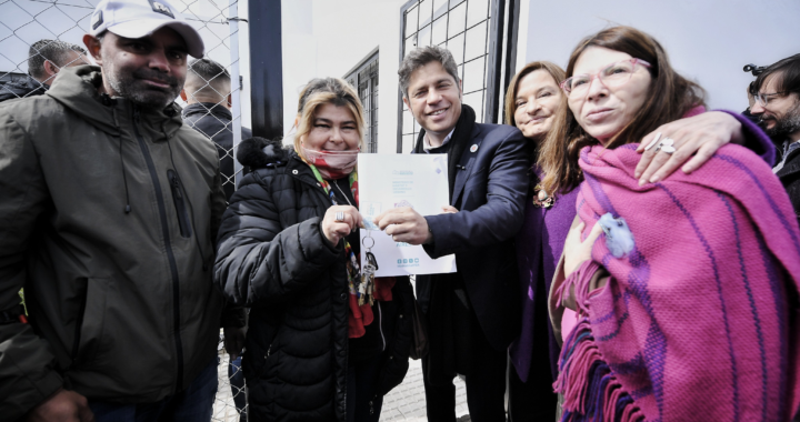 Kicillof entregó 175 viviendas en La Plata y apuntó contra Milei por el freno a la obra pública